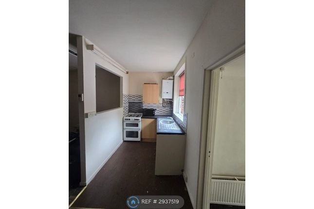 Flat  Ashton Road, Oldham photo 3