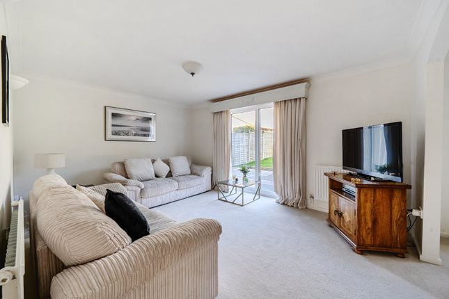38, Meadowsweet Way, Hampshire photo 2
