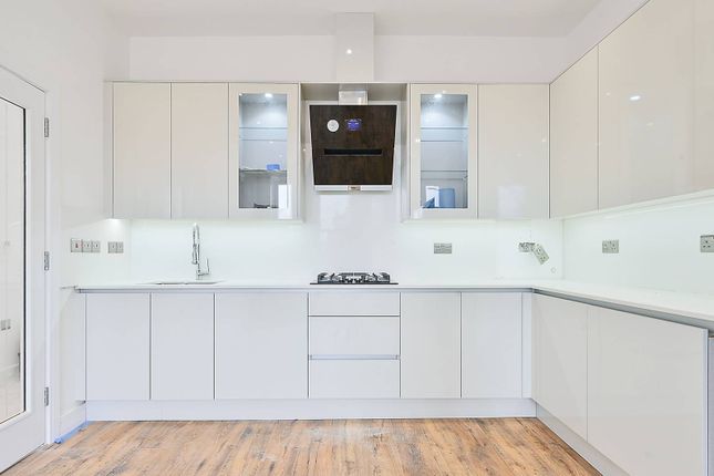 Flat to rent in Grove Park, Chiswick, London
