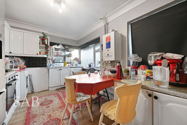 11 Beechwood Gardens, London photo 4