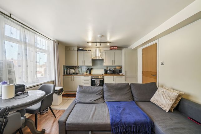 Flat for sale in Sheaveshill Avenue, London