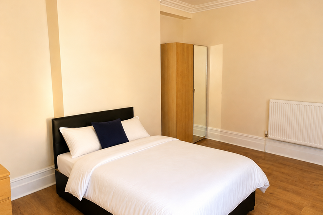 9 Carlton Road, Salford photo 4