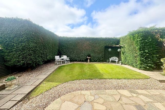 8, Carmen Crescent, Holton-Le-Clay photo 2
