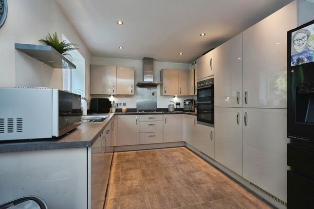 14, Park View Court, Cleckheaton photo 4