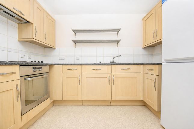 Flat 62, Howlands Court, Commonwealth Drive, Crawley photo 4