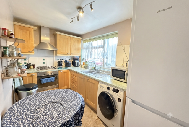 330, Watford photo 3