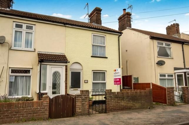 Terraced house to rent in London Road, Kessingland, Lowestoft