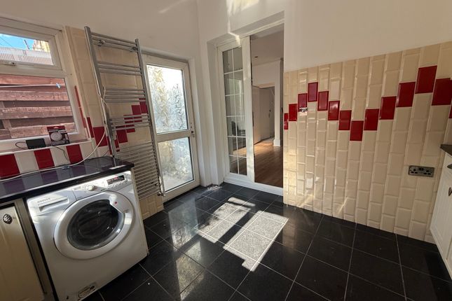 85, HUDDERSFIELD photo 2