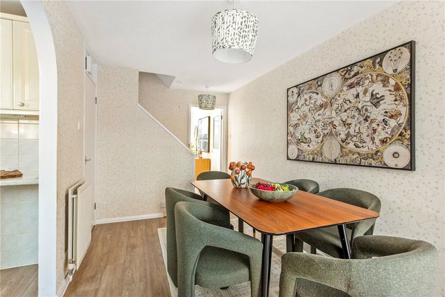 31, Hunter Close, London photo 4