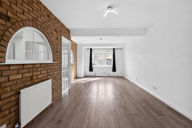 88, Laburnum Avenue, Hornchurch photo 5