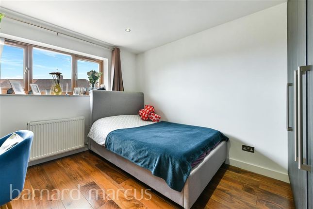 33, Sparrow Farm Drive, FELTHAM photo 5