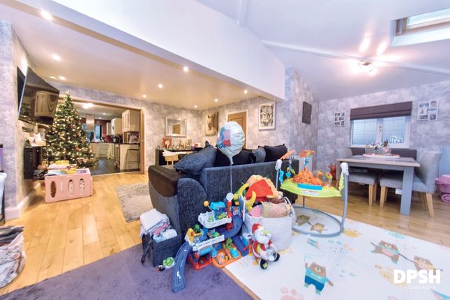 586A Whitehall Road, Leeds photo 3