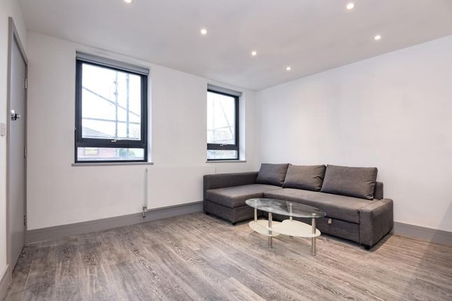 Thumbnail Flat to rent in Commerce Road, Brentford