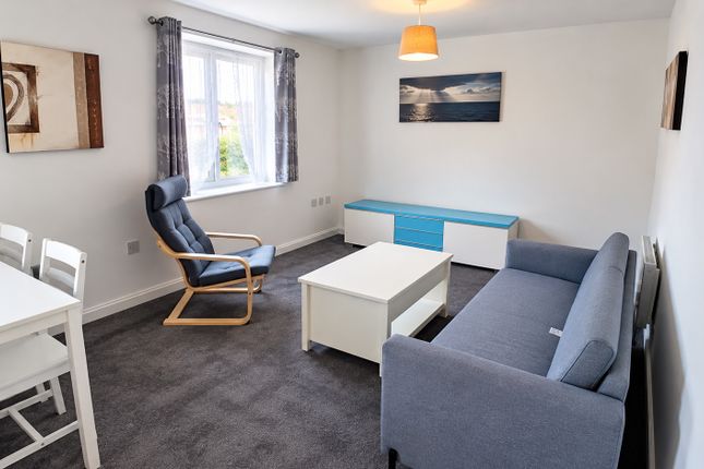 18 Woodside Court, Leeds photo 2