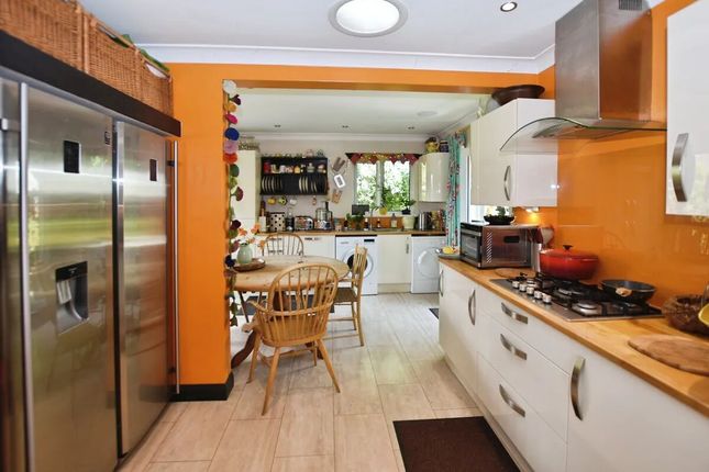 4, Castlewood Avenue Highweek, NEWTON ABBOT photo 3