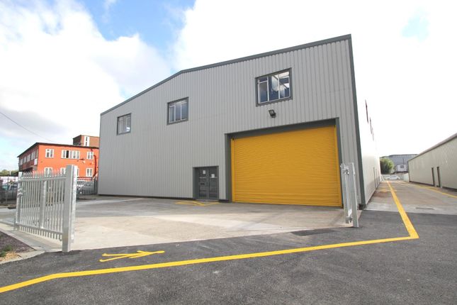 Warehouse to let in Eley Road, London