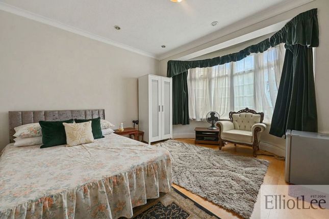 12 Chestnut Grove, Wembley photo 5