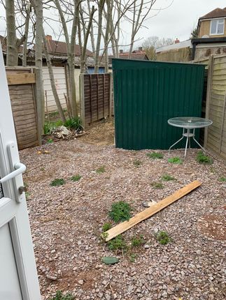 Elmgate Avenue, Feltham, London photo 5
