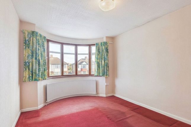 34 Herlwyn Avenue, Ruislip photo 3