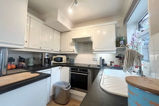 14 Hale Avenue, Milton Keynes photo 5