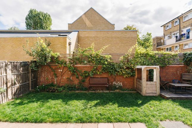 47 Whitton Walk, London photo 4