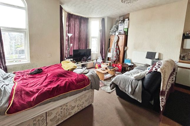 51, Victoria Crescent, Eccles photo 4