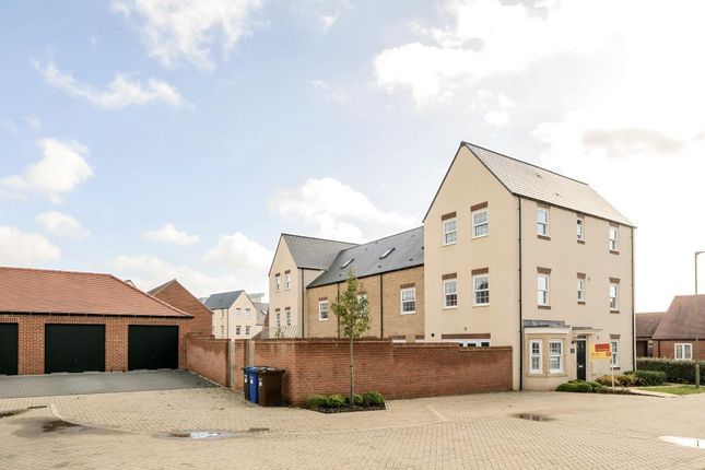 Town house to rent in Pioneer Way, Bicester