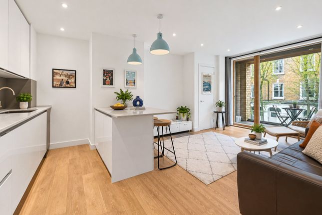 1-bed flat on Flat 5, 18, Ellingfort Road, London, £3,200/mo