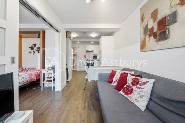 Flat to rent in Bowmans Mews, Holloway, London