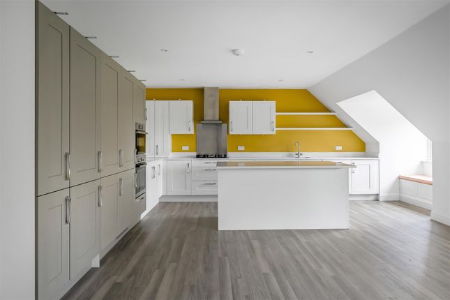 Flat 20 Reeves House, Hartfield Road, Leatherhead photo 4