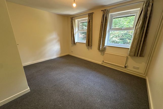 1 John Swain Close, Ipswich photo 5