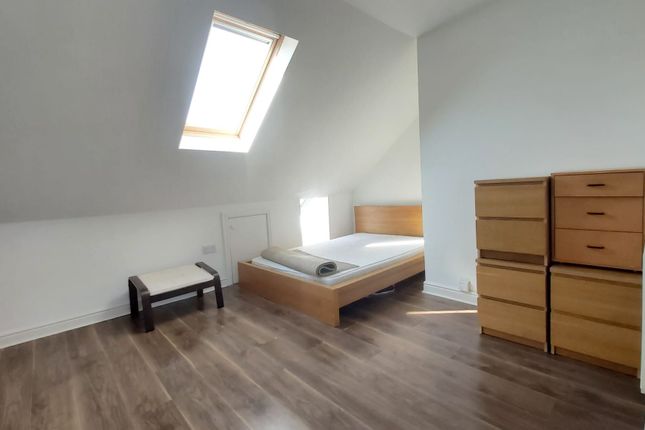 Flat 3, 10 Melrose Avenue, London photo 5