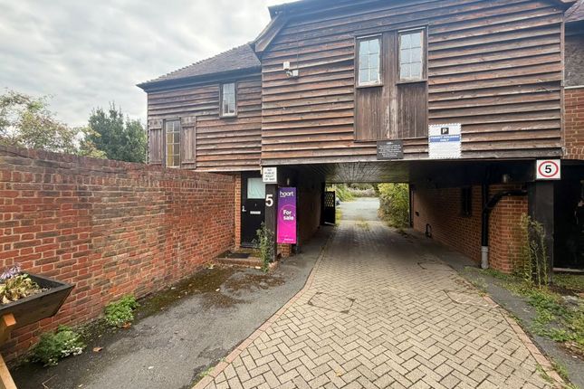 2-bed house on 5, High Street, Ashford, £100,000