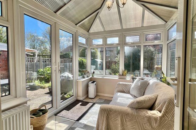 14 Derwent Grove, Taunton photo 4