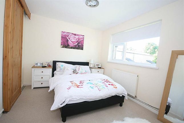 48, Holtdale Grove, Leeds photo 5