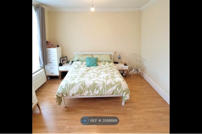Flat C, Lavender Hill Clapham, London photo 4