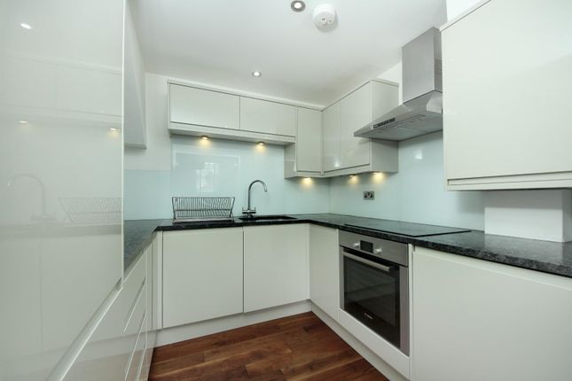 Flat to rent in Sutherland Road, London