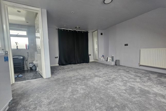 32, Seymer Road, Romford photo 3