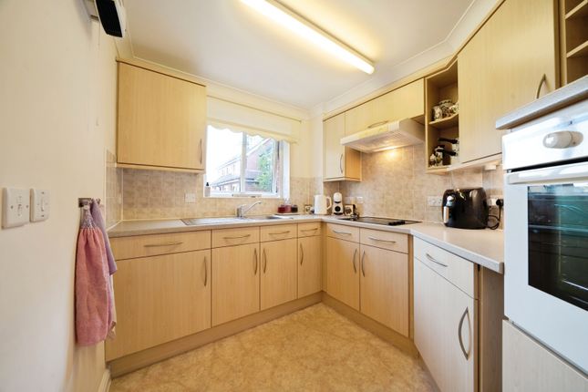 17, Barnes Wallis Court, Byfleet photo 3