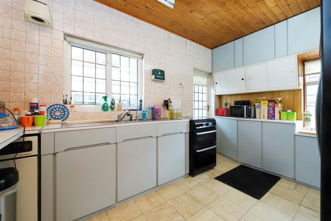 33, Willow Crescent East, Denham photo 4