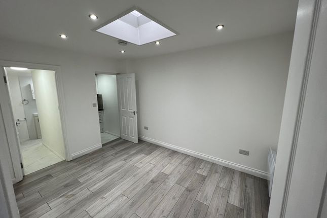 Thumbnail Studio to rent in Norbury Court Road, London