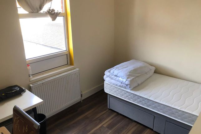 Flat to rent in Oakleigh Road South, London