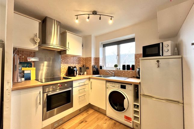 335, Redford Close, Feltham photo 3