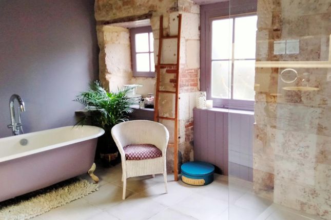 Town house for sale in Chasseneuil-Sur-Bonnieure, Charente, France - 16260