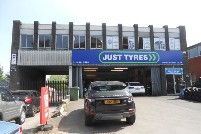 Light industrial to let in Oxford Road, Reading