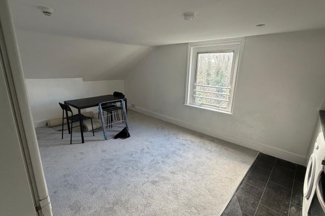 8 St James Park Road, London photo 4
