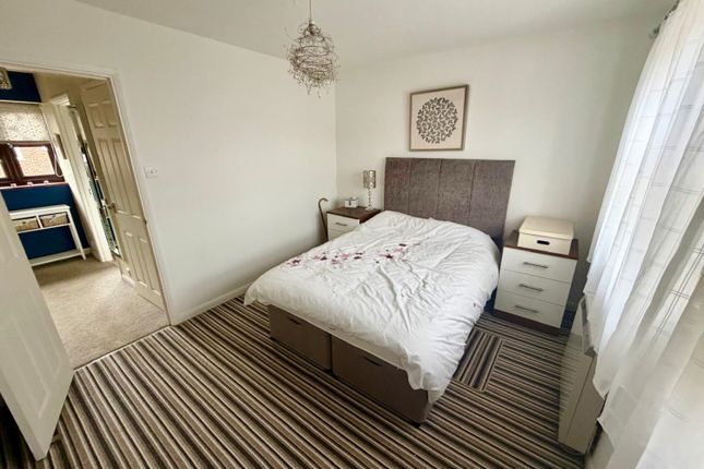 5, Amberley Terrace Devils Lane, Egham photo 4