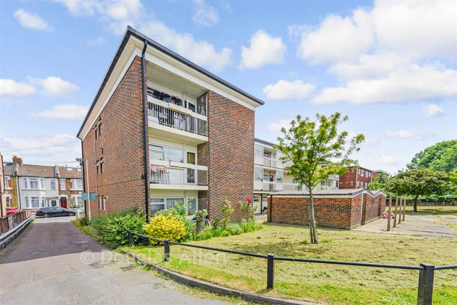 1-bed flat on Abberton, Prospect Road, Woodford Green, £180,000