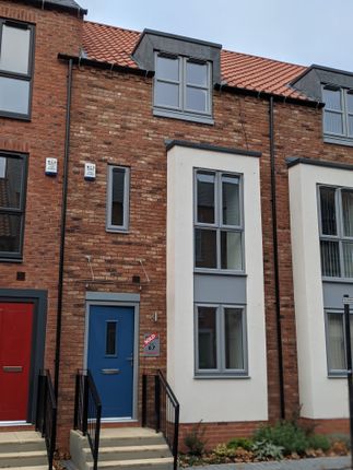 Thumbnail Town house to rent in Blanket Row, Hull