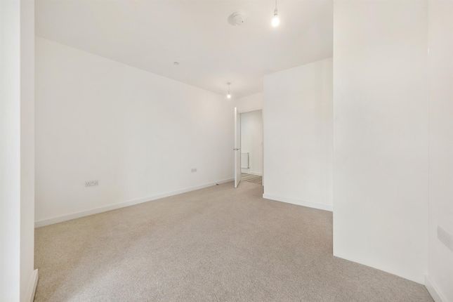 Flat for sale in Copeland Road, Peckham, London